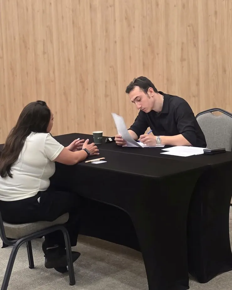 A Niz Eğitim assessor with a participant at the desk